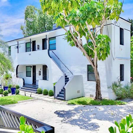 3 Seasons At The Carrington 3 Separate 2 Bedroom 1 Bathroom Apartments And A 3 Bedroom 2 Bathroom Villa Miami Exterior photo