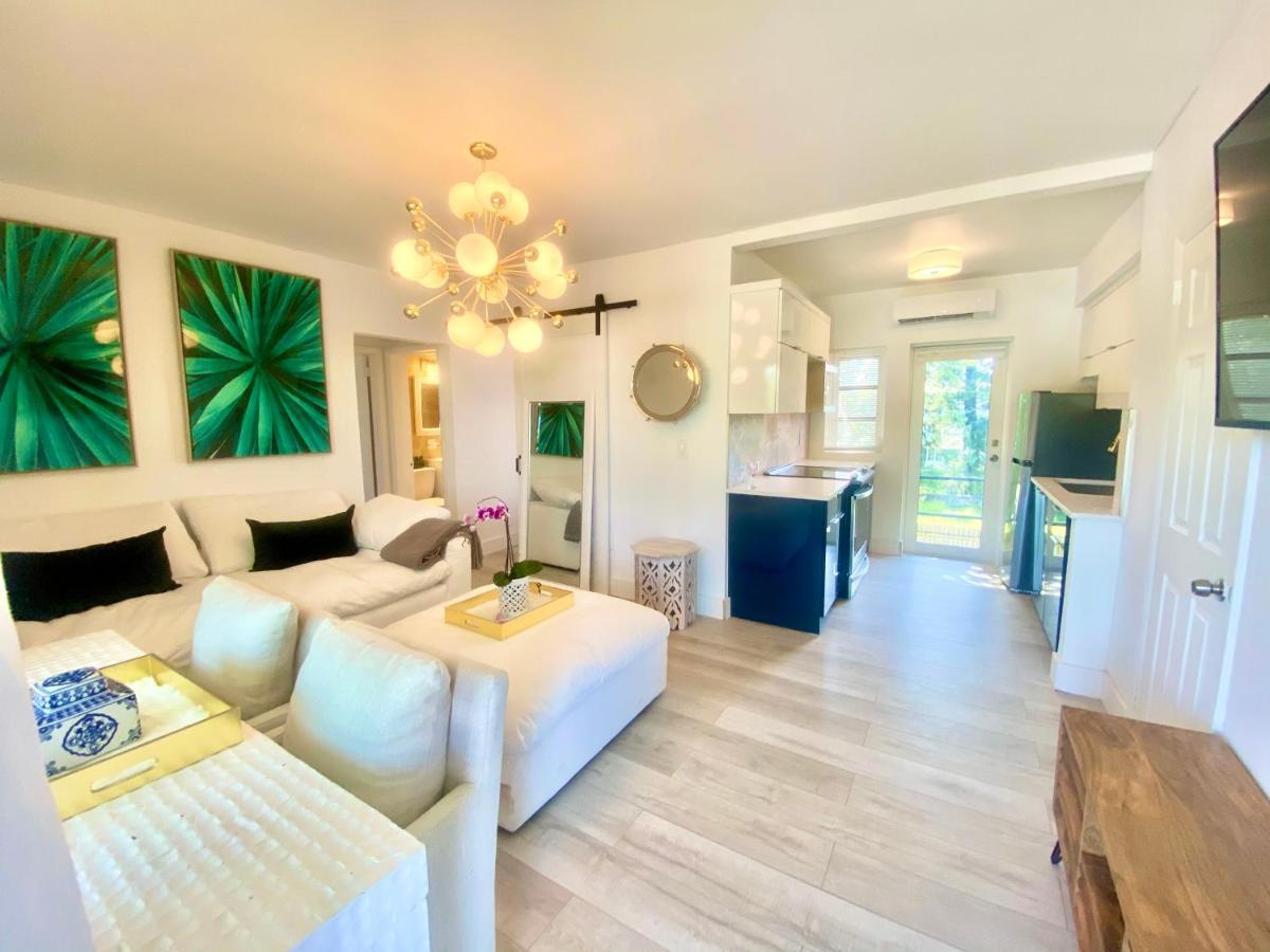 3 Seasons At The Carrington 3 Separate 2 Bedroom 1 Bathroom Apartments And A 3 Bedroom 2 Bathroom Villa Miami Exterior photo