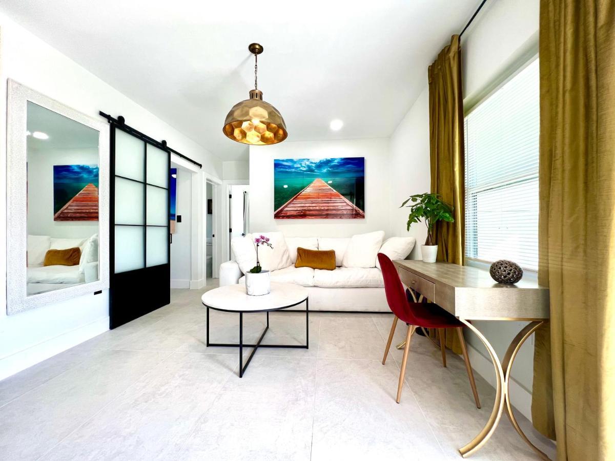 3 Seasons At The Carrington 3 Separate 2 Bedroom 1 Bathroom Apartments And A 3 Bedroom 2 Bathroom Villa Miami Exterior photo