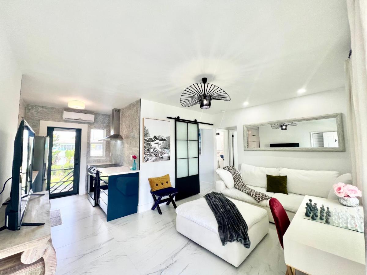 3 Seasons At The Carrington 3 Separate 2 Bedroom 1 Bathroom Apartments And A 3 Bedroom 2 Bathroom Villa Miami Exterior photo