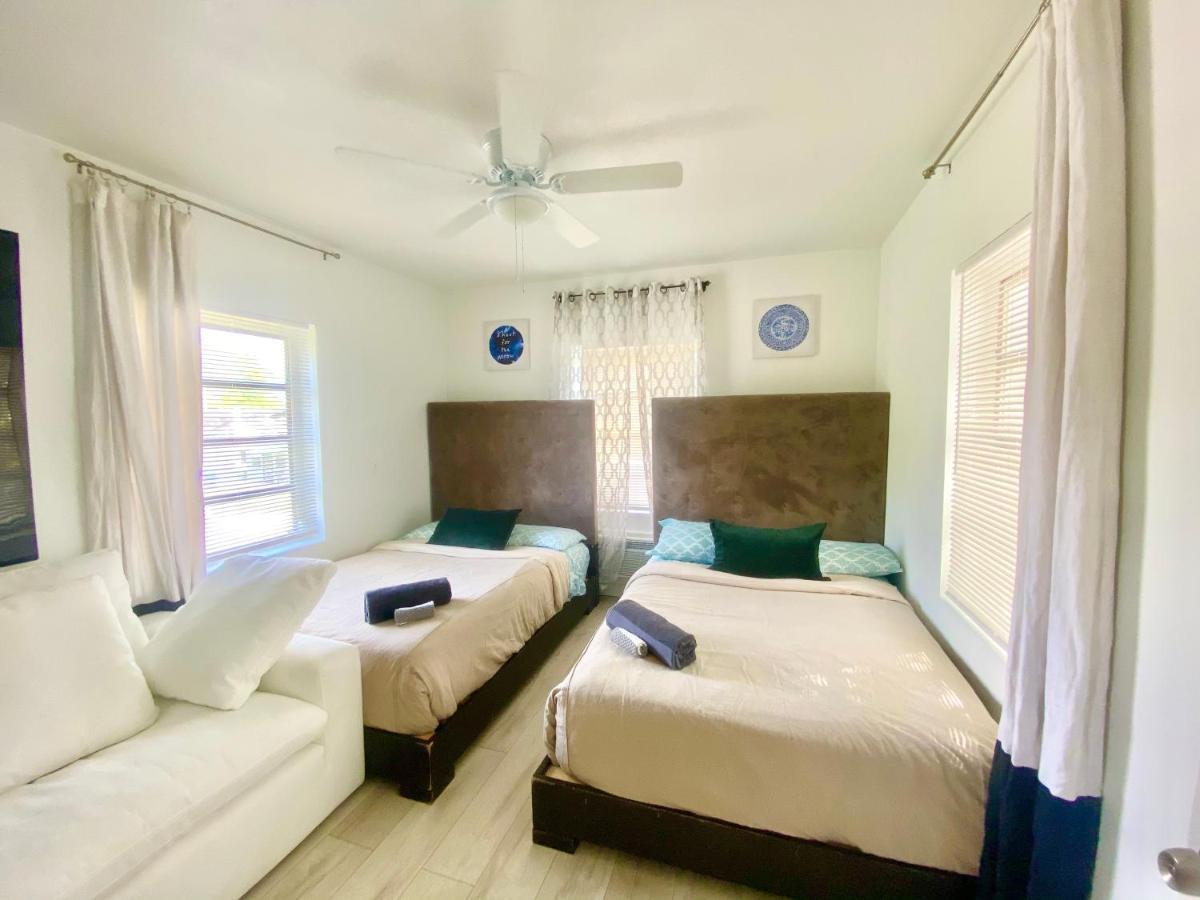 3 Seasons At The Carrington 3 Separate 2 Bedroom 1 Bathroom Apartments And A 3 Bedroom 2 Bathroom Villa Miami Exterior photo