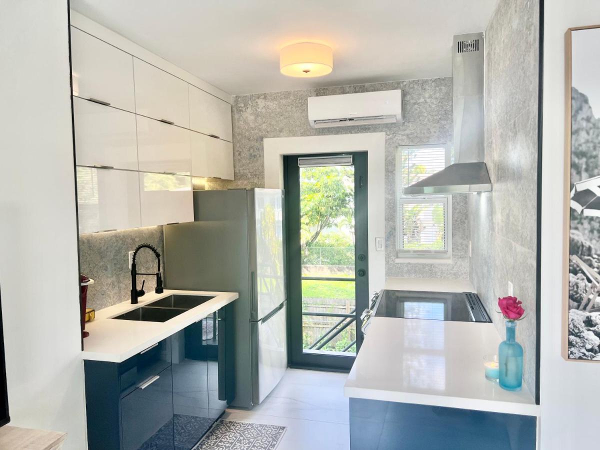 3 Seasons At The Carrington 3 Separate 2 Bedroom 1 Bathroom Apartments And A 3 Bedroom 2 Bathroom Villa Miami Exterior photo