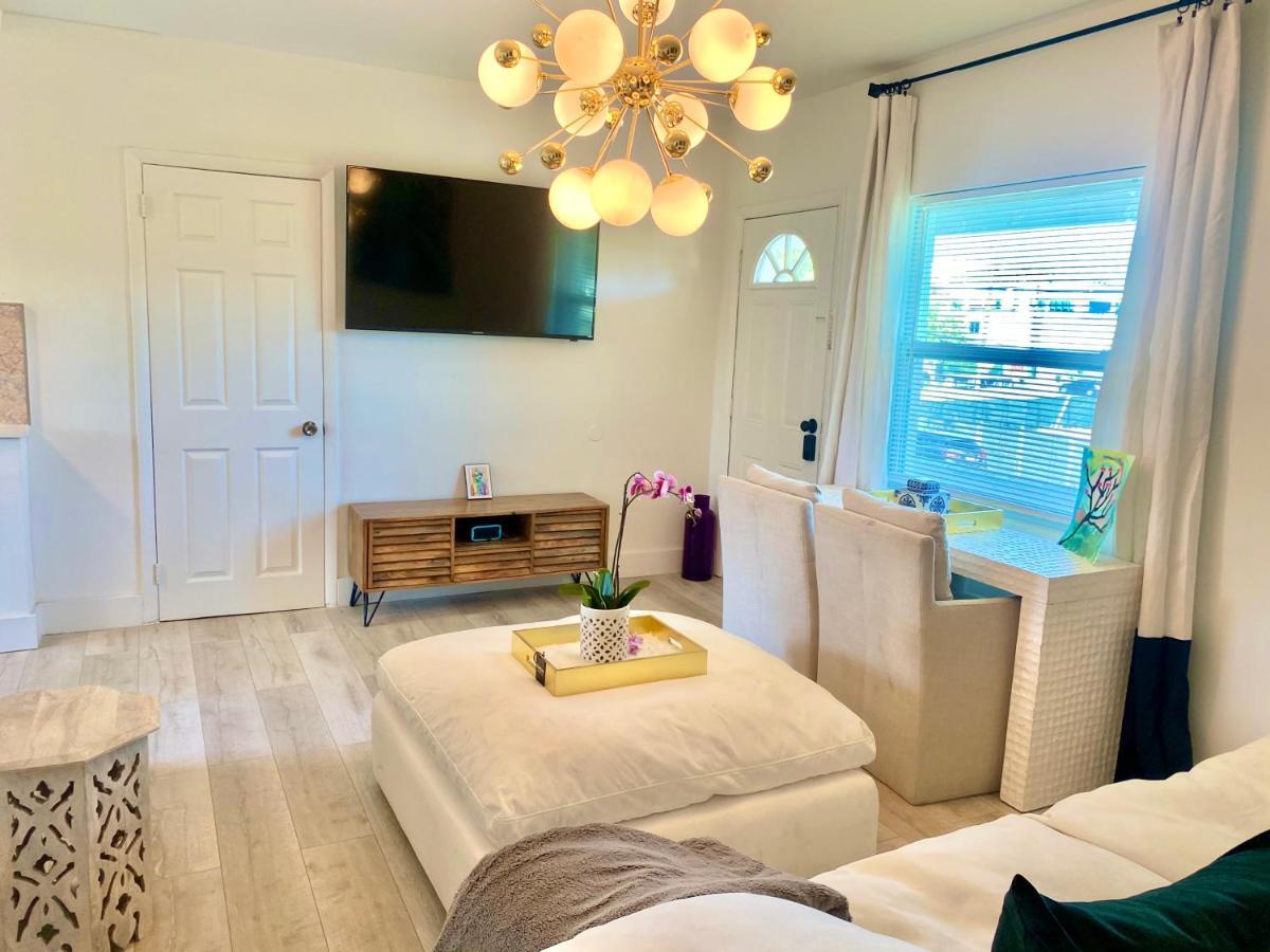 3 Seasons At The Carrington 3 Separate 2 Bedroom 1 Bathroom Apartments And A 3 Bedroom 2 Bathroom Villa Miami Exterior photo