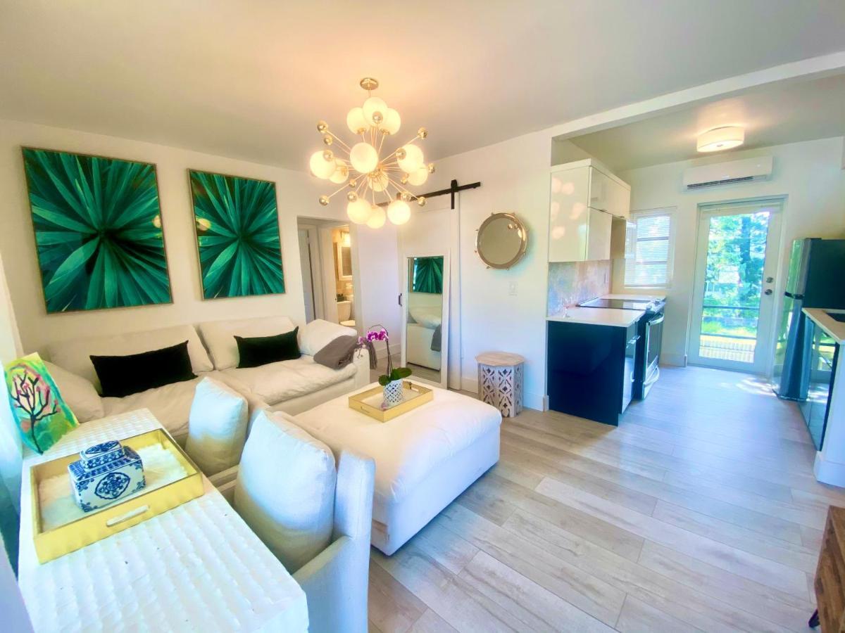 3 Seasons At The Carrington 3 Separate 2 Bedroom 1 Bathroom Apartments And A 3 Bedroom 2 Bathroom Villa Miami Exterior photo