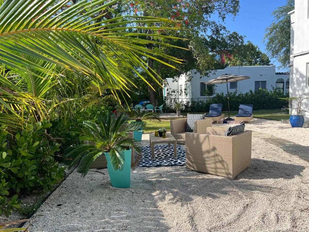 3 Seasons At The Carrington 3 Separate 2 Bedroom 1 Bathroom Apartments And A 3 Bedroom 2 Bathroom Villa Miami Exterior photo