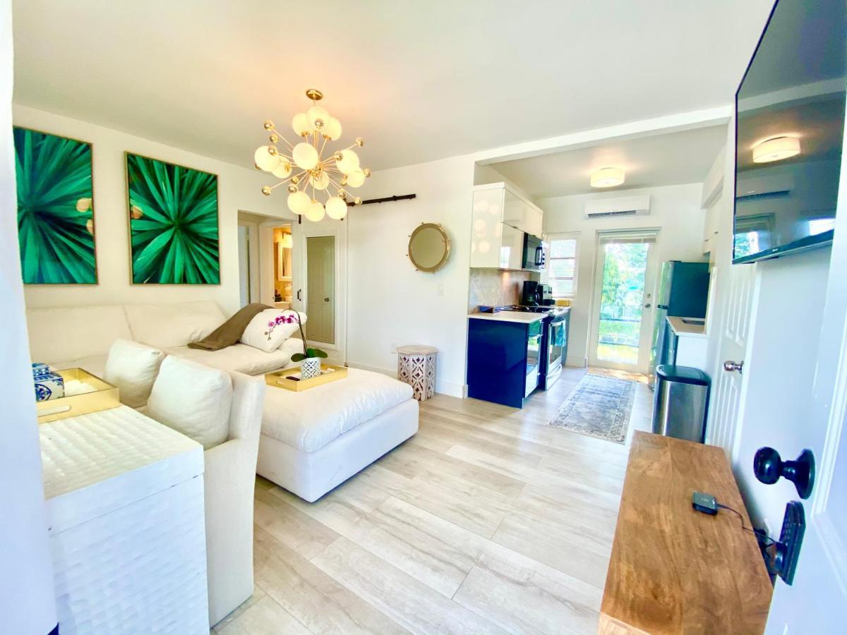 3 Seasons At The Carrington 3 Separate 2 Bedroom 1 Bathroom Apartments And A 3 Bedroom 2 Bathroom Villa Miami Exterior photo