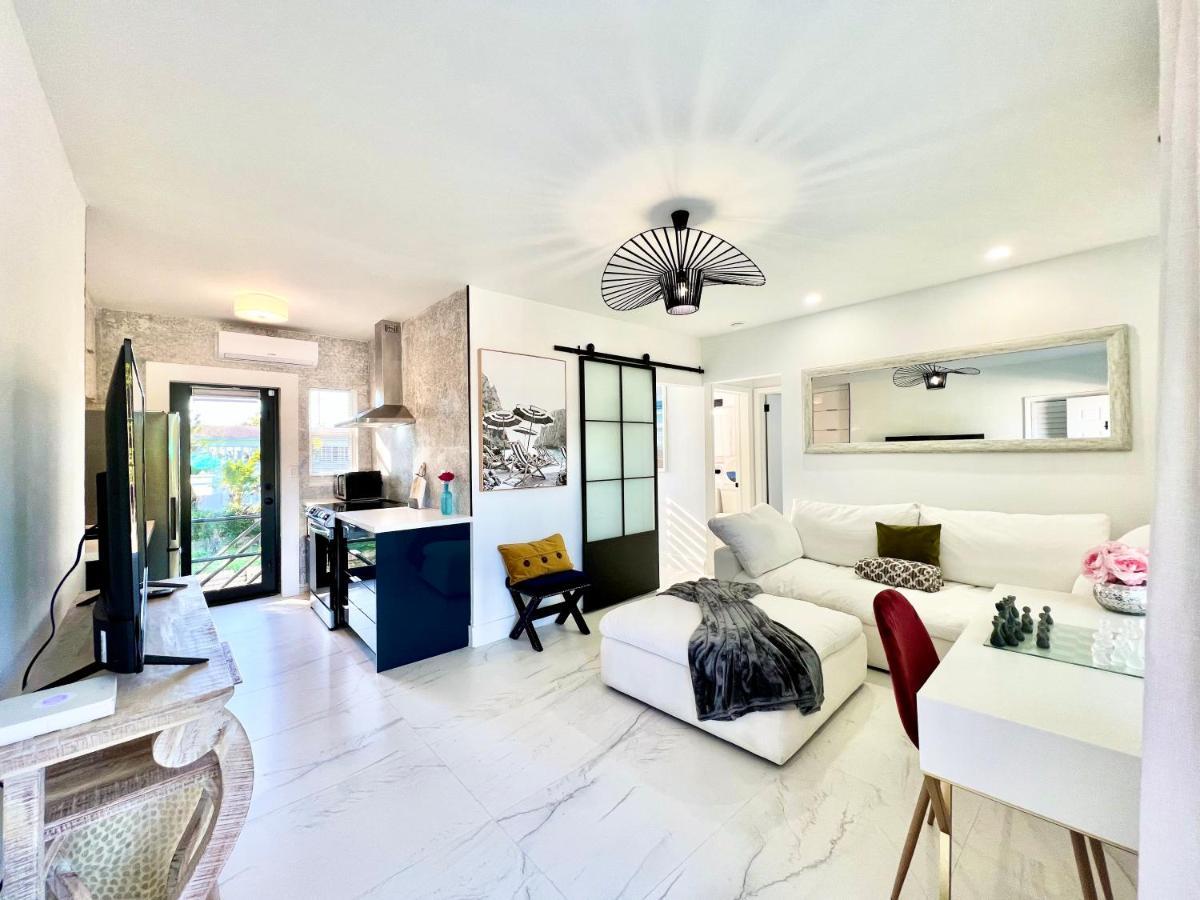3 Seasons At The Carrington 3 Separate 2 Bedroom 1 Bathroom Apartments And A 3 Bedroom 2 Bathroom Villa Miami Exterior photo