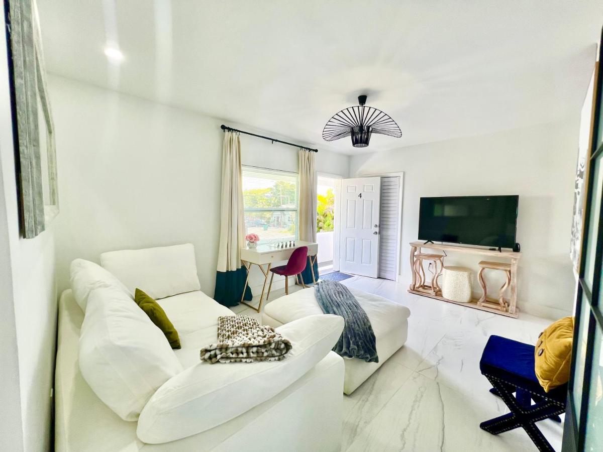 3 Seasons At The Carrington 3 Separate 2 Bedroom 1 Bathroom Apartments And A 3 Bedroom 2 Bathroom Villa Miami Exterior photo