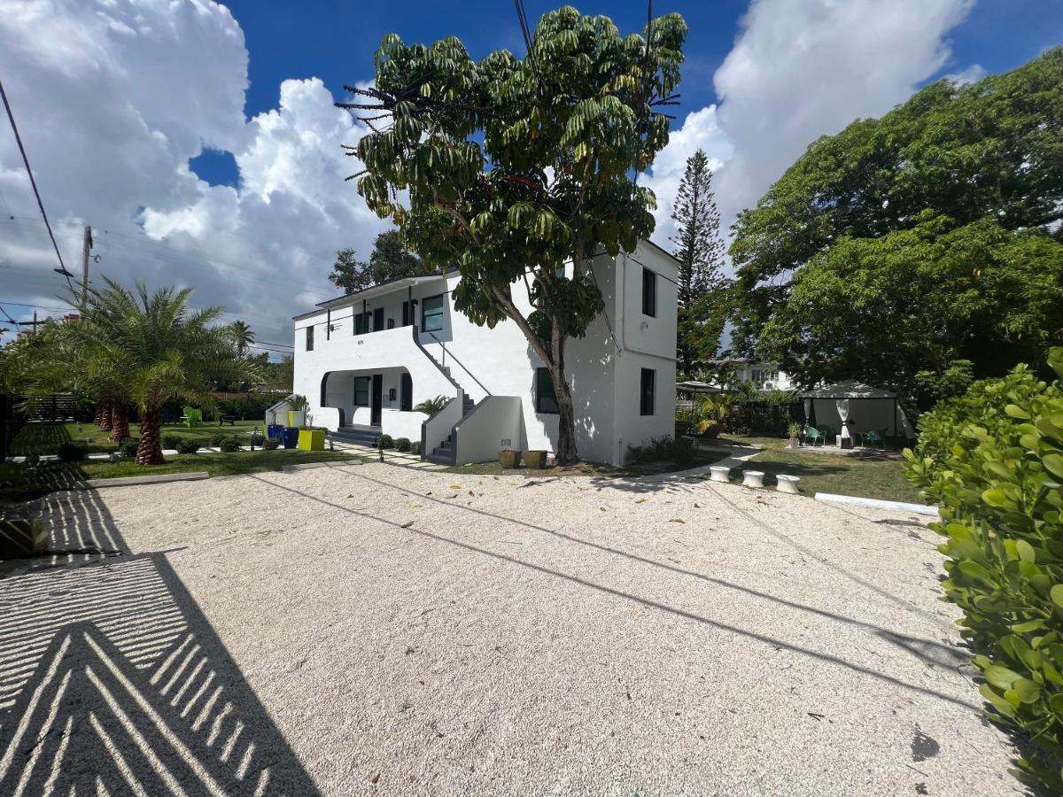 3 Seasons At The Carrington 3 Separate 2 Bedroom 1 Bathroom Apartments And A 3 Bedroom 2 Bathroom Villa Miami Exterior photo