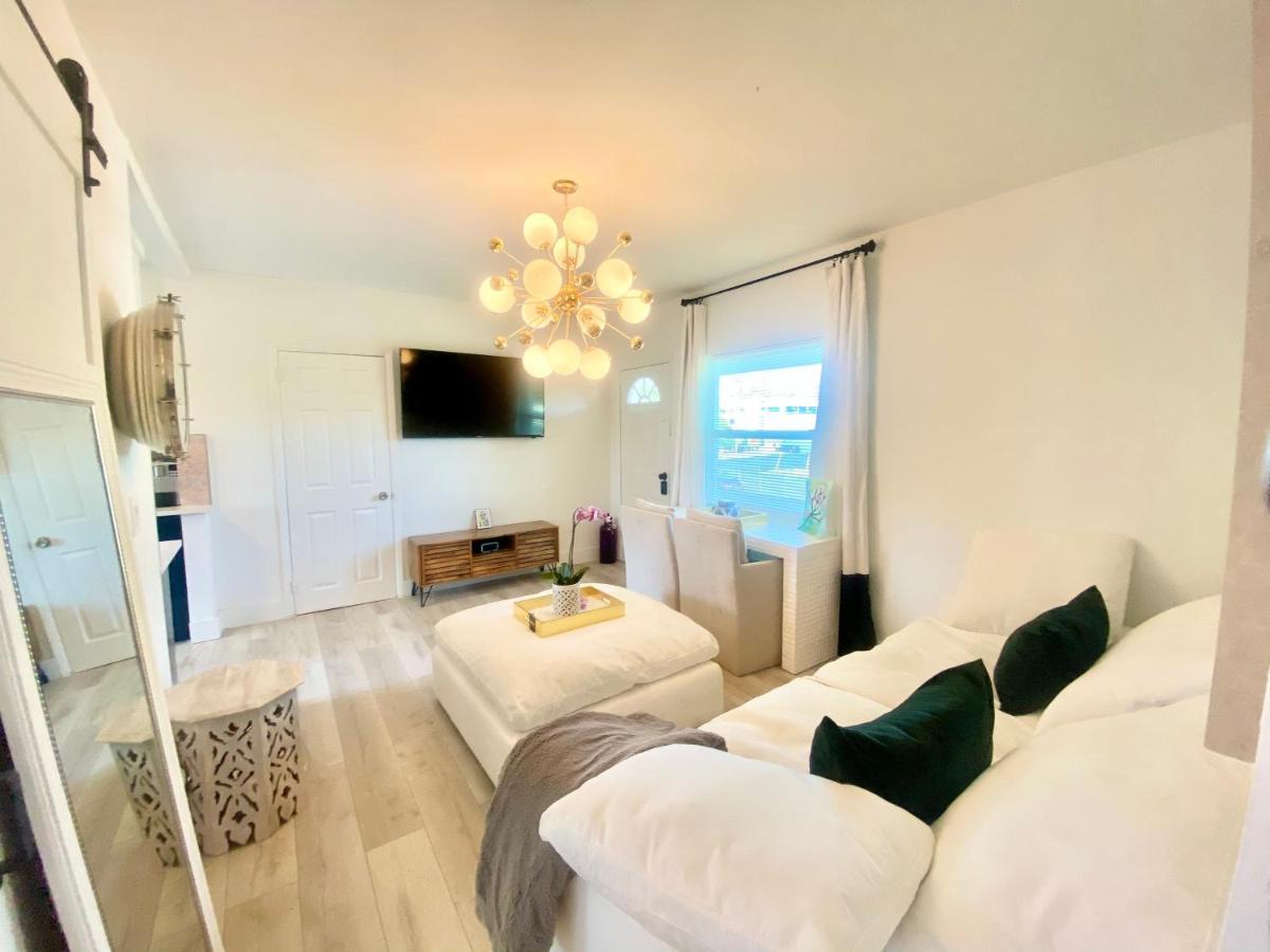 3 Seasons At The Carrington 3 Separate 2 Bedroom 1 Bathroom Apartments And A 3 Bedroom 2 Bathroom Villa Miami Exterior photo