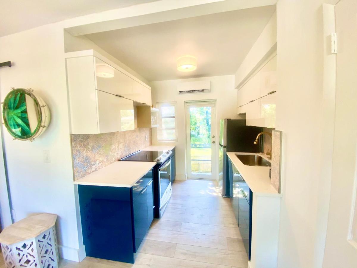 3 Seasons At The Carrington 3 Separate 2 Bedroom 1 Bathroom Apartments And A 3 Bedroom 2 Bathroom Villa Miami Exterior photo