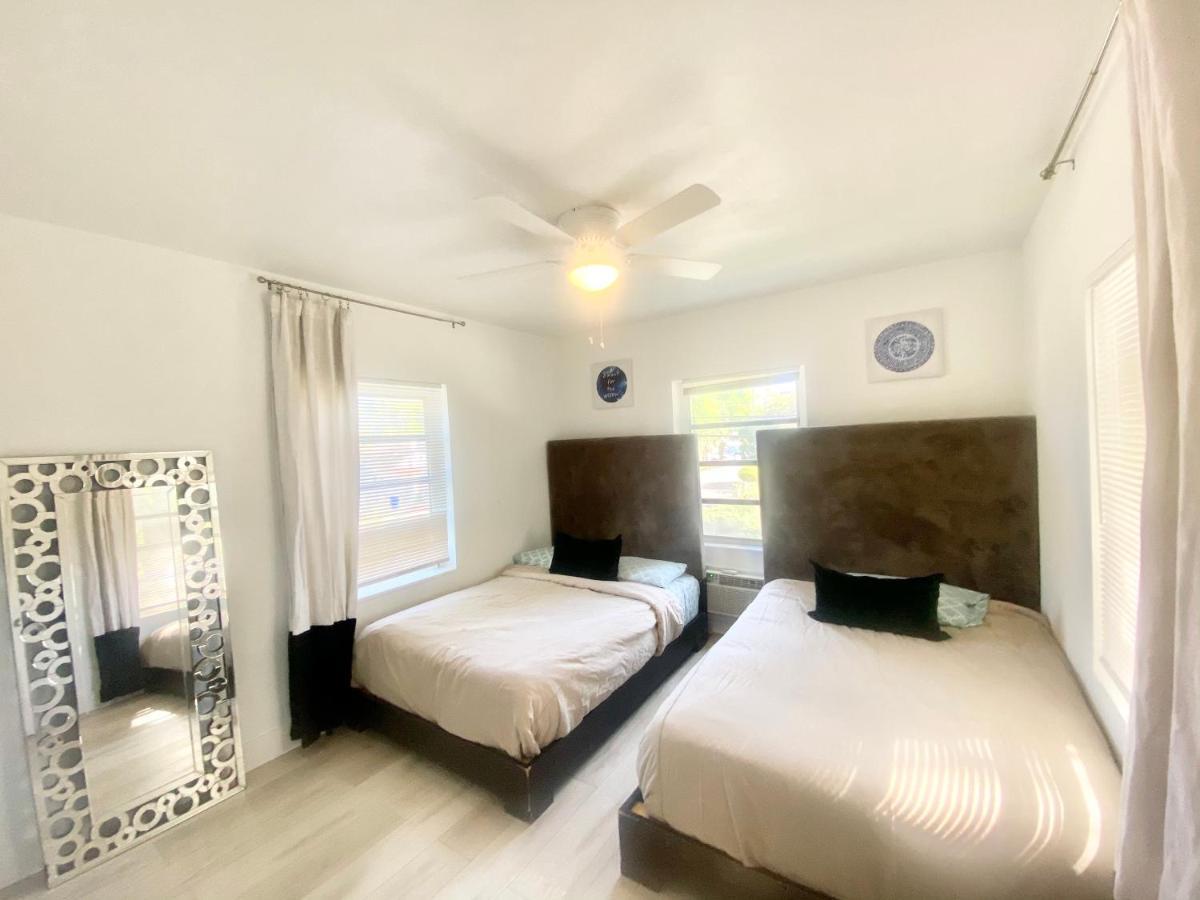3 Seasons At The Carrington 3 Separate 2 Bedroom 1 Bathroom Apartments And A 3 Bedroom 2 Bathroom Villa Miami Exterior photo