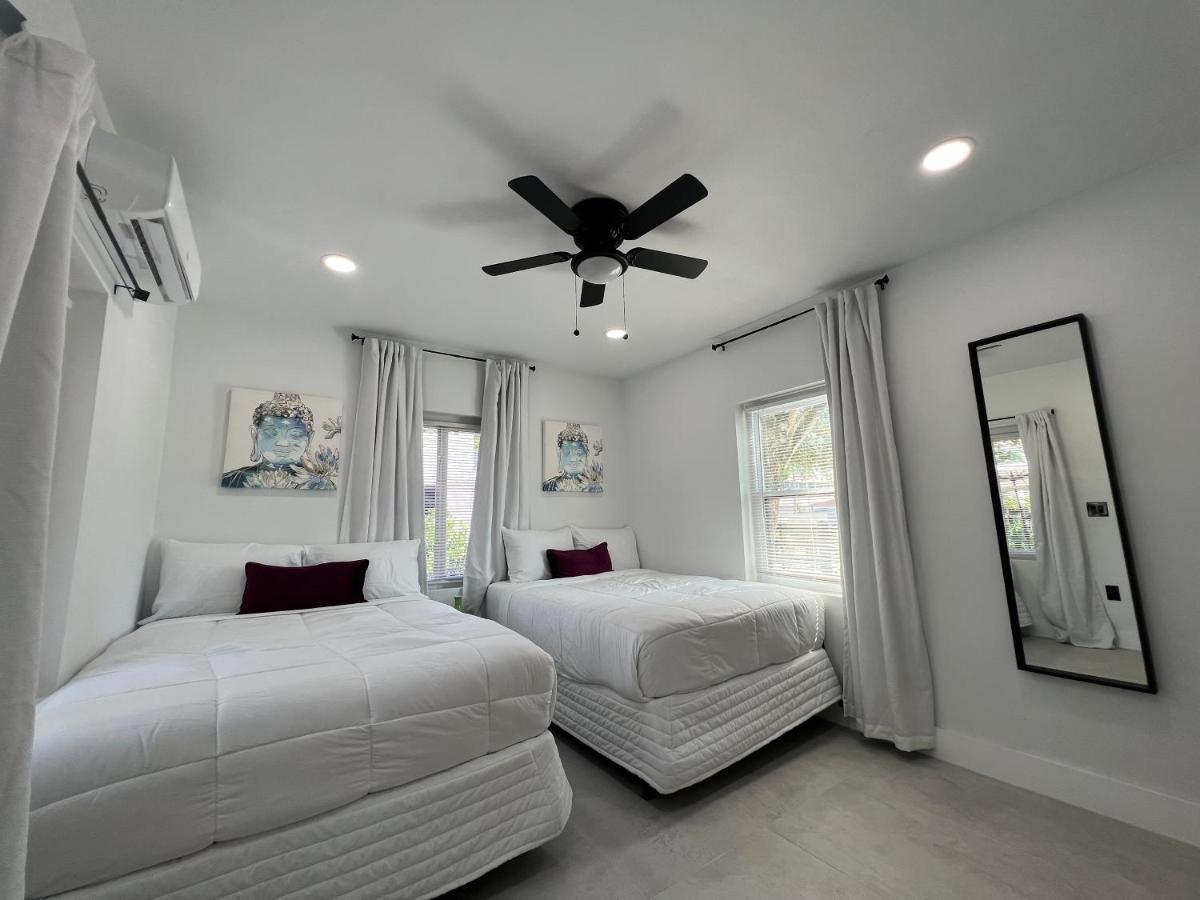 3 Seasons At The Carrington 3 Separate 2 Bedroom 1 Bathroom Apartments And A 3 Bedroom 2 Bathroom Villa Miami Exterior photo