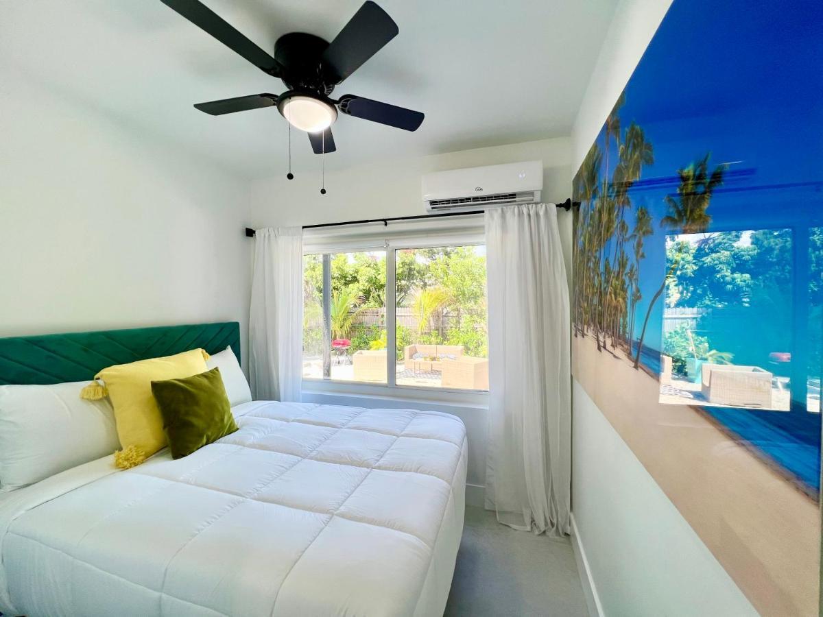 3 Seasons At The Carrington 3 Separate 2 Bedroom 1 Bathroom Apartments And A 3 Bedroom 2 Bathroom Villa Miami Exterior photo