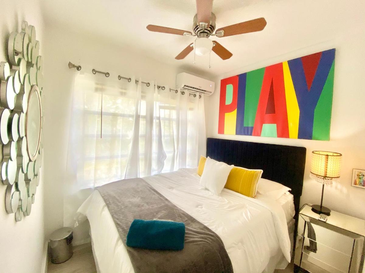 3 Seasons At The Carrington 3 Separate 2 Bedroom 1 Bathroom Apartments And A 3 Bedroom 2 Bathroom Villa Miami Exterior photo