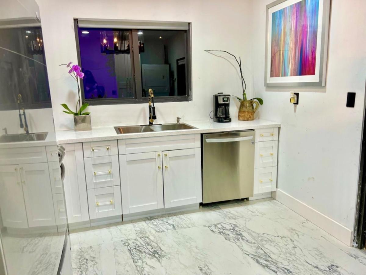 3 Seasons At The Carrington 3 Separate 2 Bedroom 1 Bathroom Apartments And A 3 Bedroom 2 Bathroom Villa Miami Exterior photo