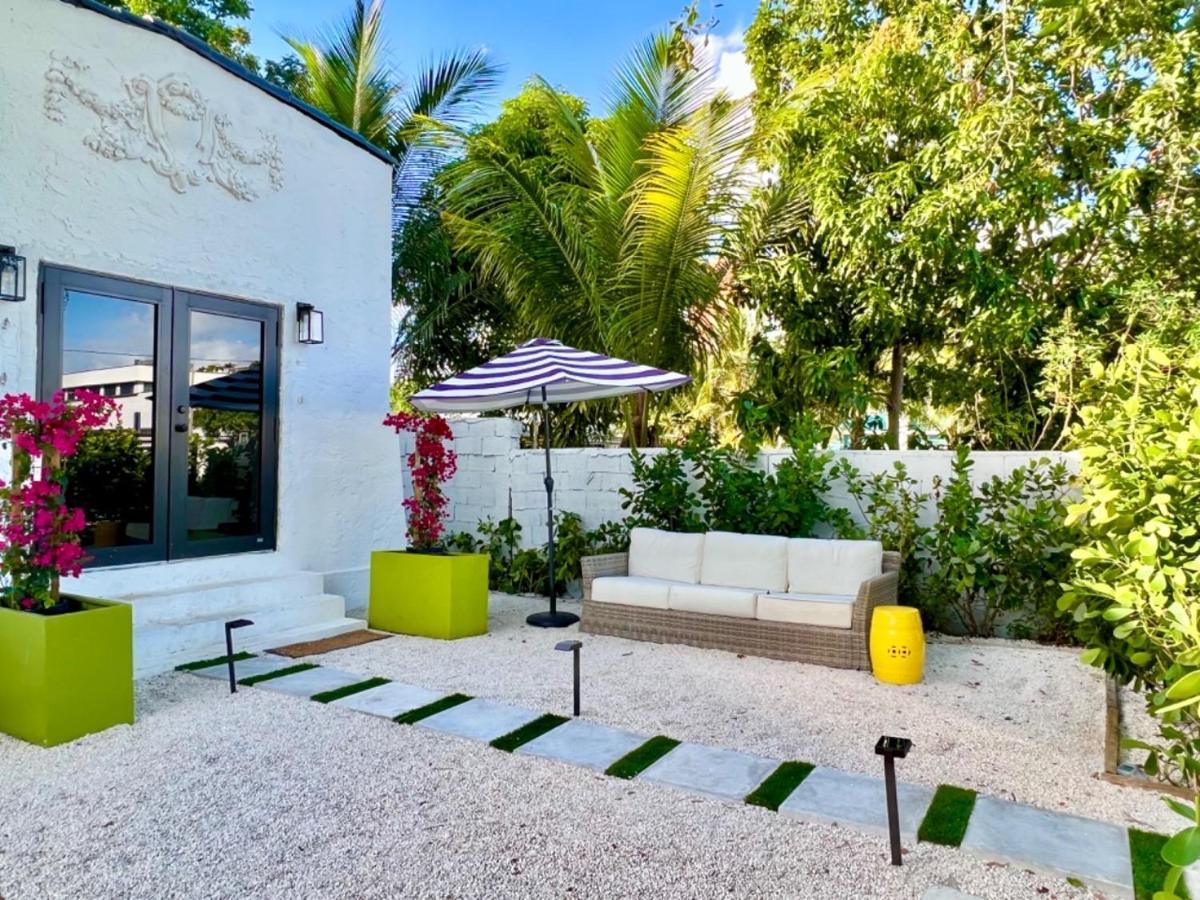 3 Seasons At The Carrington 3 Separate 2 Bedroom 1 Bathroom Apartments And A 3 Bedroom 2 Bathroom Villa Miami Exterior photo