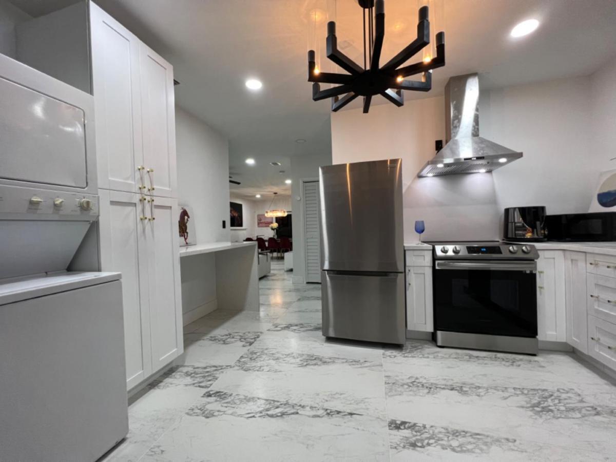 3 Seasons At The Carrington 3 Separate 2 Bedroom 1 Bathroom Apartments And A 3 Bedroom 2 Bathroom Villa Miami Exterior photo