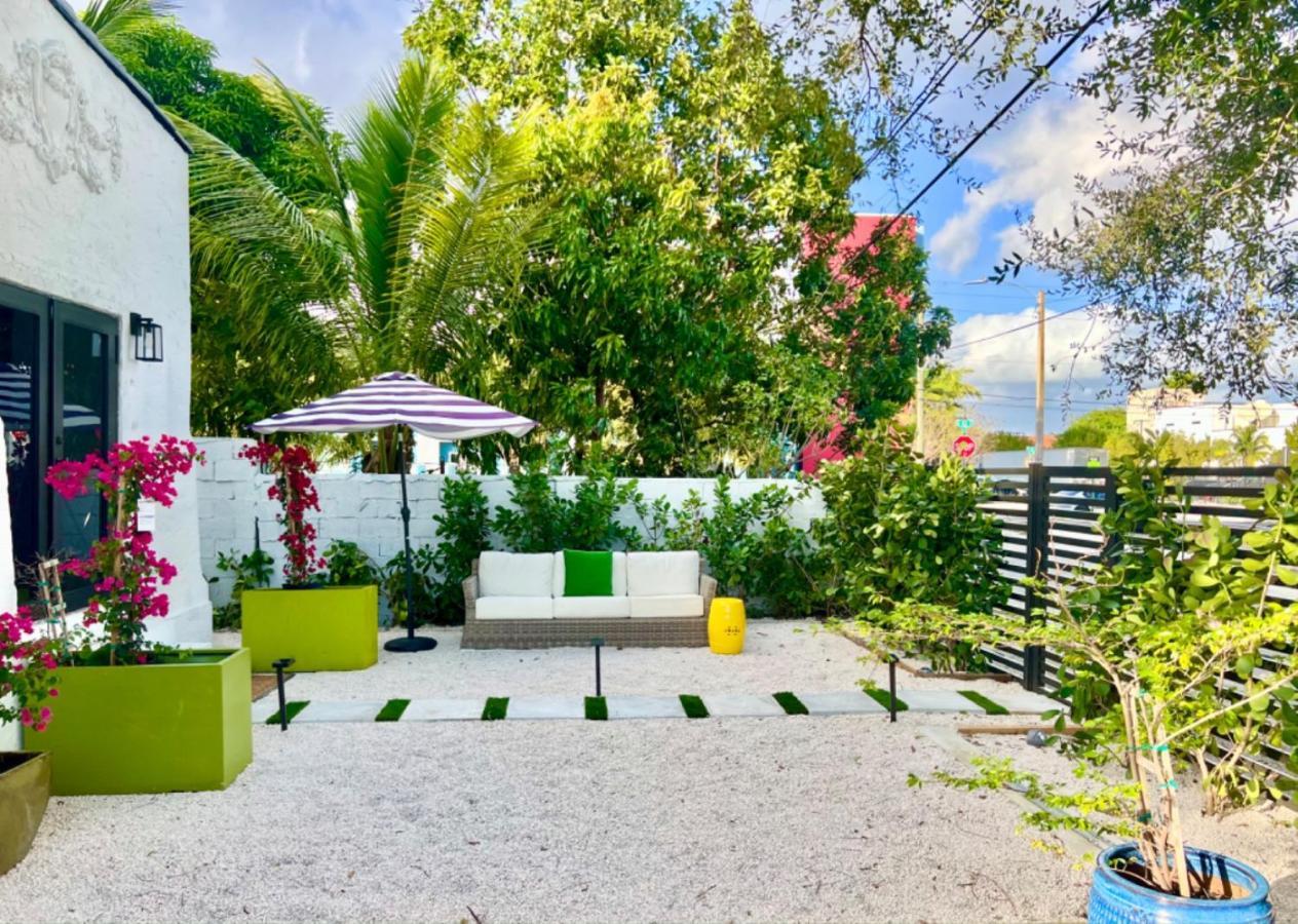 3 Seasons At The Carrington 3 Separate 2 Bedroom 1 Bathroom Apartments And A 3 Bedroom 2 Bathroom Villa Miami Exterior photo