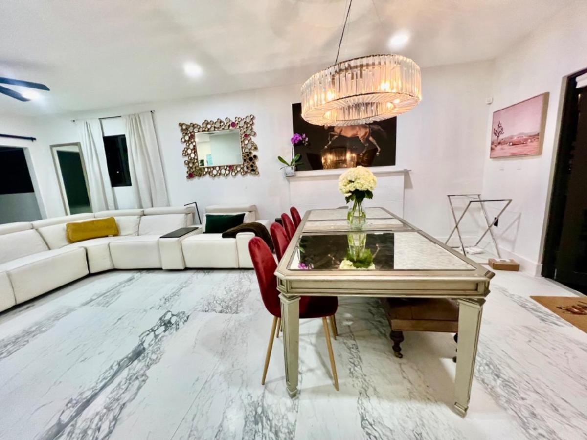 3 Seasons At The Carrington 3 Separate 2 Bedroom 1 Bathroom Apartments And A 3 Bedroom 2 Bathroom Villa Miami Exterior photo