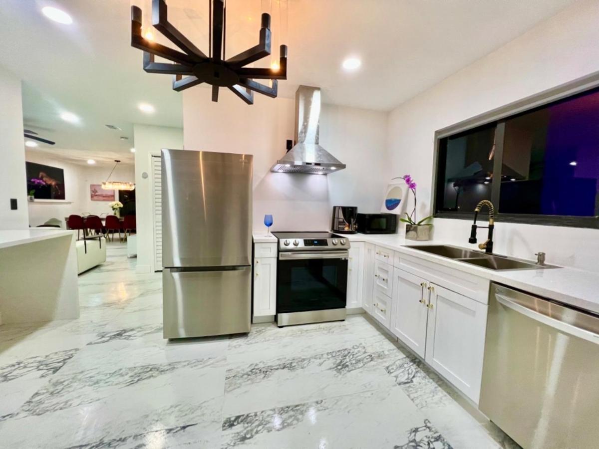 3 Seasons At The Carrington 3 Separate 2 Bedroom 1 Bathroom Apartments And A 3 Bedroom 2 Bathroom Villa Miami Exterior photo