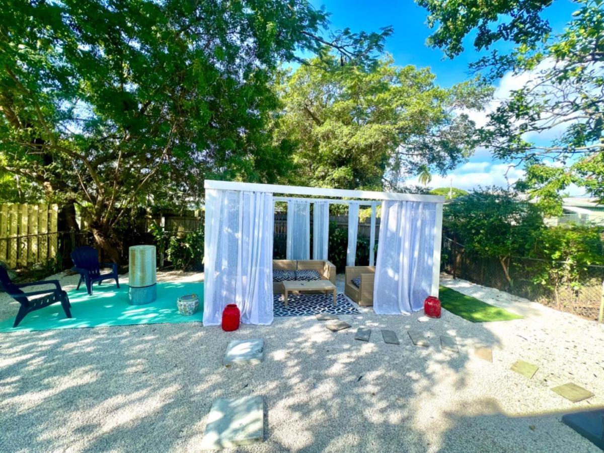 3 Seasons At The Carrington 3 Separate 2 Bedroom 1 Bathroom Apartments And A 3 Bedroom 2 Bathroom Villa Miami Exterior photo