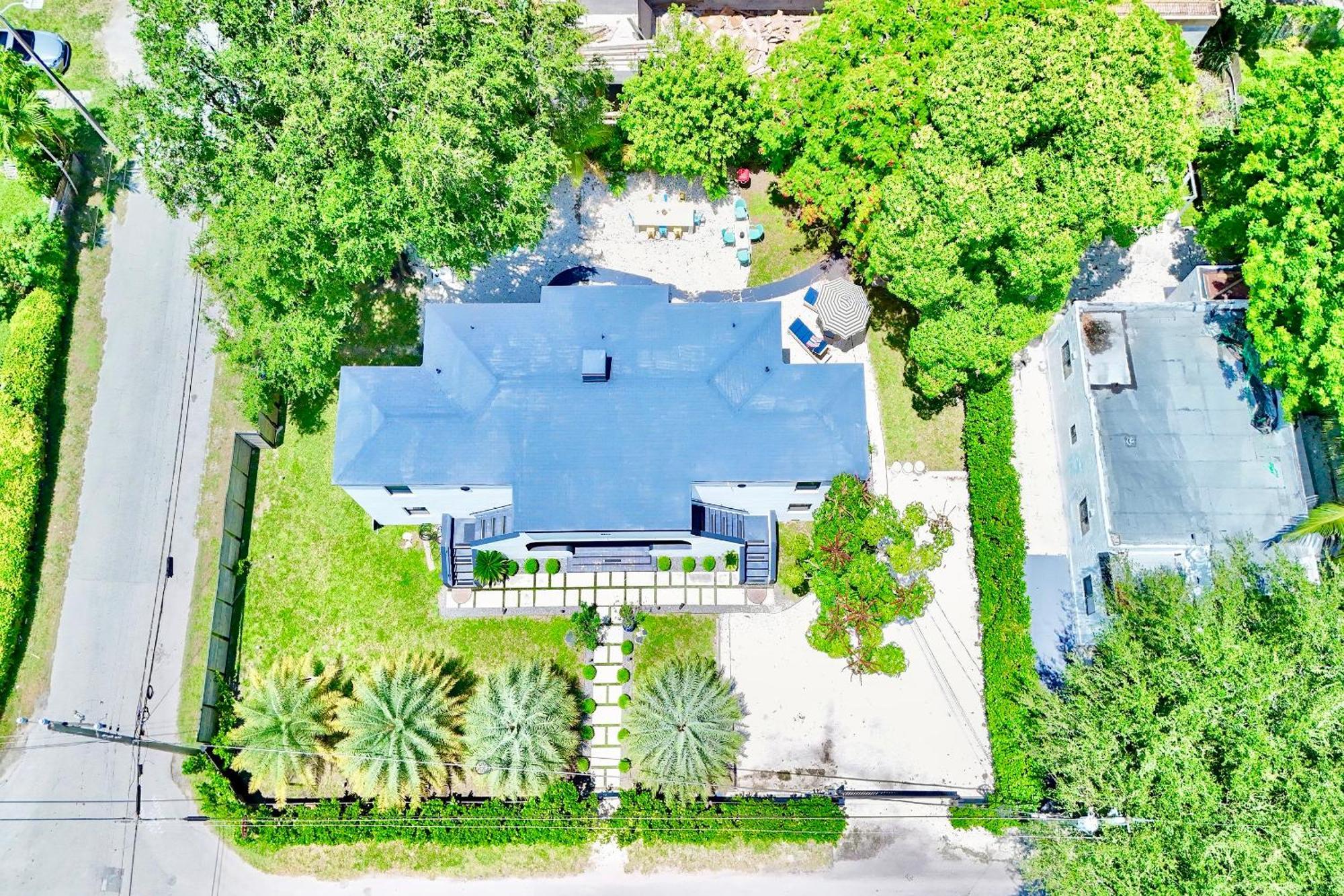 3 Seasons At The Carrington 3 Separate 2 Bedroom 1 Bathroom Apartments And A 3 Bedroom 2 Bathroom Villa Miami Exterior photo