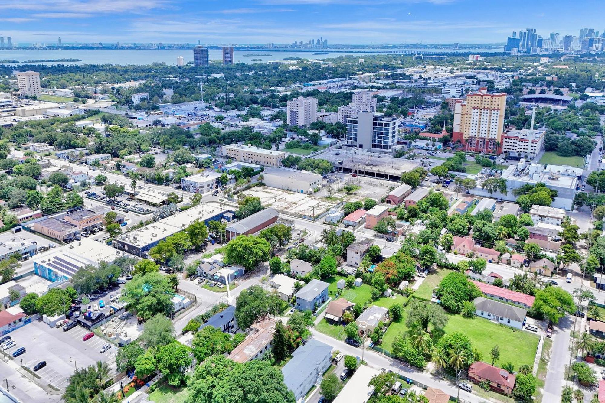 3 Seasons At The Carrington 3 Separate 2 Bedroom 1 Bathroom Apartments And A 3 Bedroom 2 Bathroom Villa Miami Exterior photo