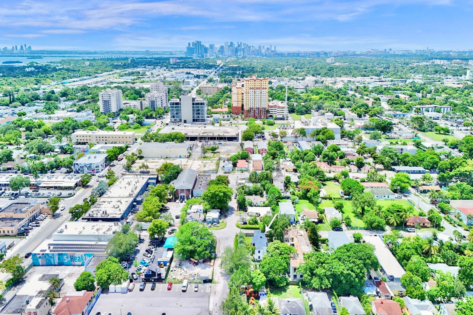 3 Seasons At The Carrington 3 Separate 2 Bedroom 1 Bathroom Apartments And A 3 Bedroom 2 Bathroom Villa Miami Exterior photo